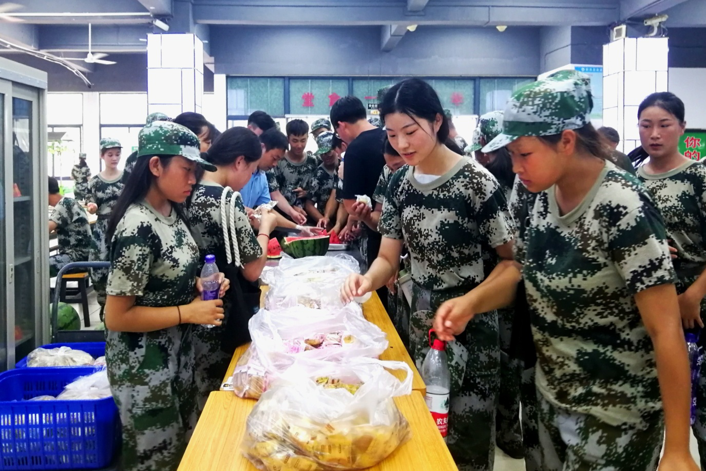 暖化了，我院在中秋节当天为师生免费发放爱心月饼